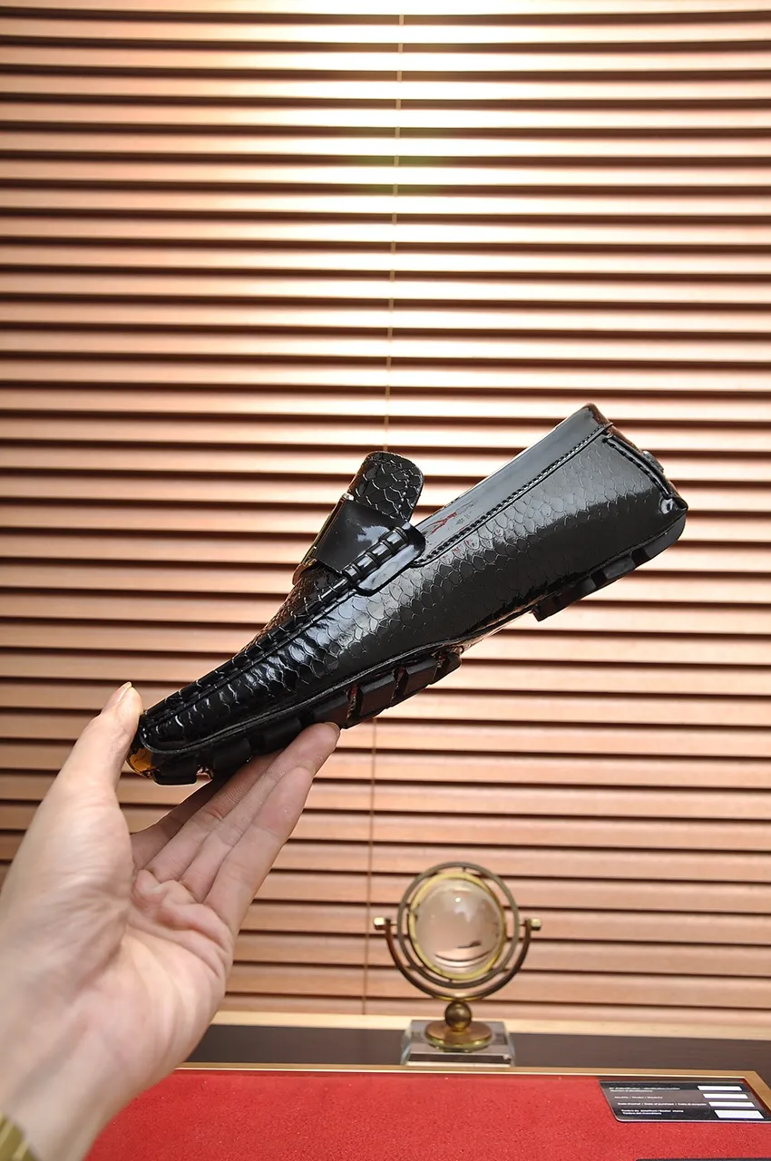 Men's men's shoes 💰420💶 [LV Doudou shoes] (water-dyed cowhide lining) new model is on the market, available on the official website. The new Doudou shoes are processed into single-color materials, and the uppers are made of imported horsehide leather. The body of the shoe is fully hemmed with mark thread, and is lined with imported original cowhide leather. The elegant shoe shape is super suitable for all-matching, and the size is 38-44.